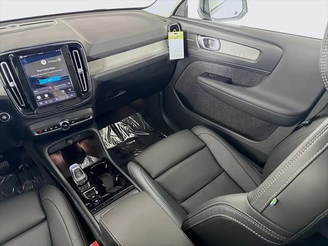2026 Volvo XC40 Ultra, B5 AWD Gas (mild hybrid), Dark