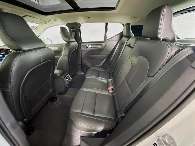 2026 Volvo XC40 Ultra, B5 AWD Gas (mild hybrid), Dark