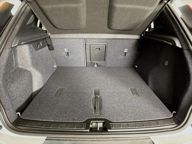 2026 Volvo XC40 Ultra, B5 AWD Gas (mild hybrid), Dark