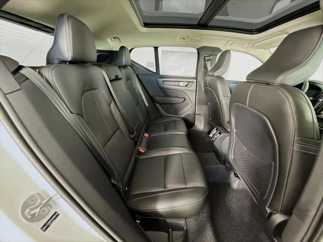 2026 Volvo XC40 Ultra, B5 AWD Gas (mild hybrid), Dark