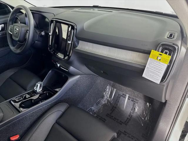 2026 Volvo XC40 Ultra, B5 AWD Gas (mild hybrid), Dark