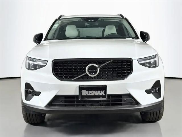 2026 Volvo XC40 Plus, B5 AWD Gas (mild hybrid), Dark