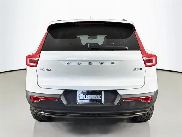2026 Volvo XC40 Plus, B5 AWD Gas (mild hybrid), Dark