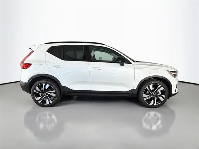 2026 Volvo XC40 Plus, B5 AWD Gas (mild hybrid), Dark