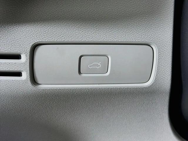 2026 Volvo XC40 Plus, B5 AWD Gas (mild hybrid), Dark