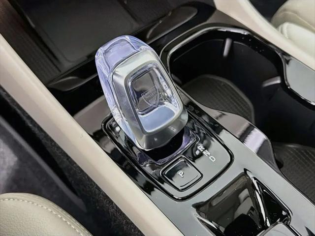 2026 Volvo XC40 Plus, B5 AWD Gas (mild hybrid), Dark