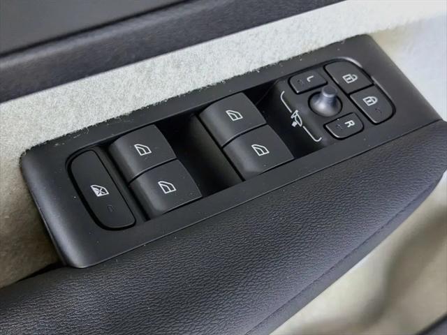 2026 Volvo XC40 Plus, B5 AWD Gas (mild hybrid), Dark