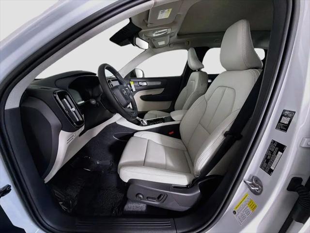 2026 Volvo XC40 Plus, B5 AWD Gas (mild hybrid), Dark