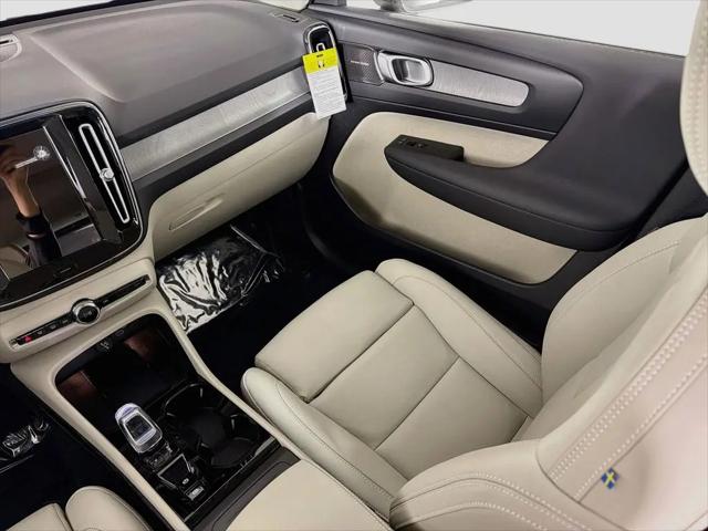 2026 Volvo XC40 Plus, B5 AWD Gas (mild hybrid), Dark