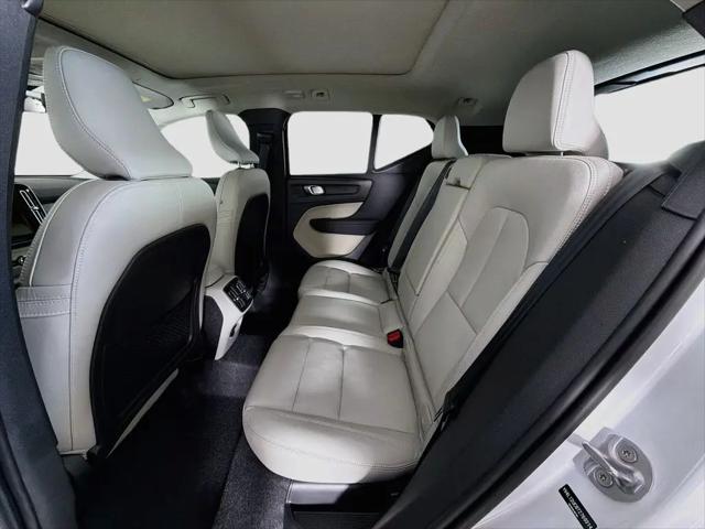 2026 Volvo XC40 Plus, B5 AWD Gas (mild hybrid), Dark