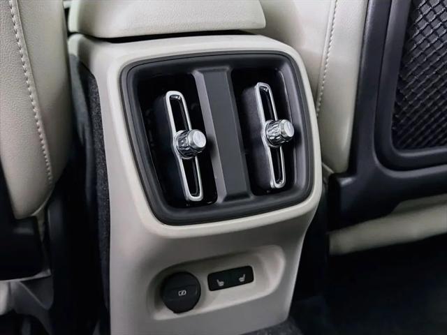 2026 Volvo XC40 Plus, B5 AWD Gas (mild hybrid), Dark