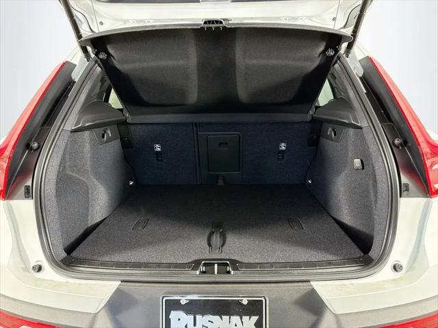 2026 Volvo XC40 Plus, B5 AWD Gas (mild hybrid), Dark