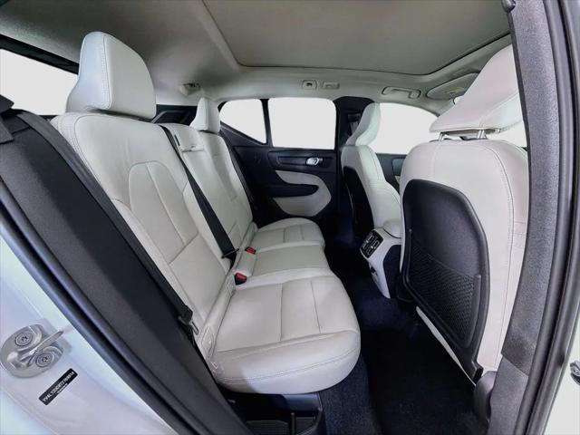 2026 Volvo XC40 Plus, B5 AWD Gas (mild hybrid), Dark