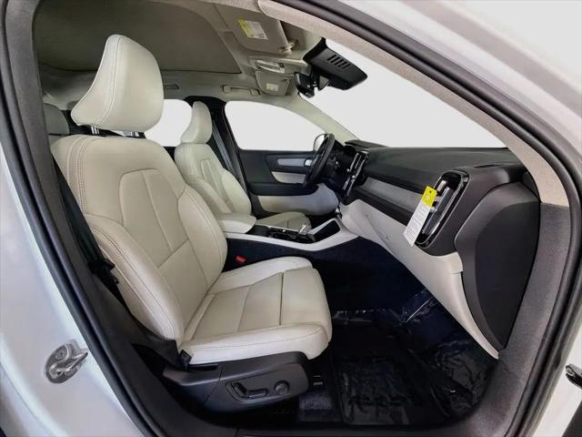 2026 Volvo XC40 Plus, B5 AWD Gas (mild hybrid), Dark