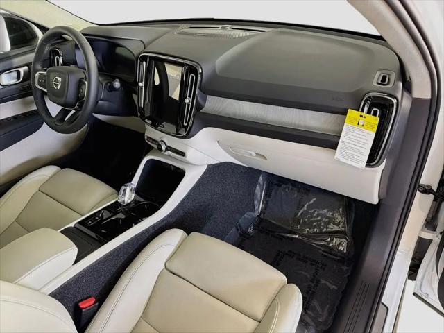 2026 Volvo XC40 Plus, B5 AWD Gas (mild hybrid), Dark