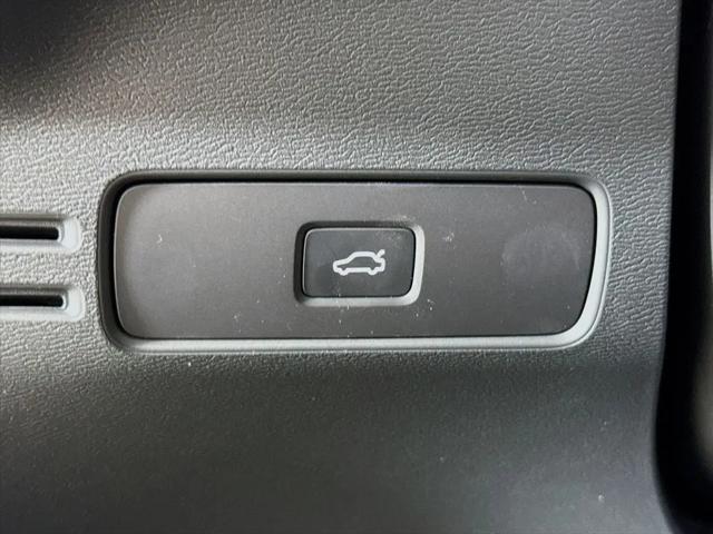 2026 Volvo XC40 Plus, B5 AWD Gas (mild hybrid), Dark