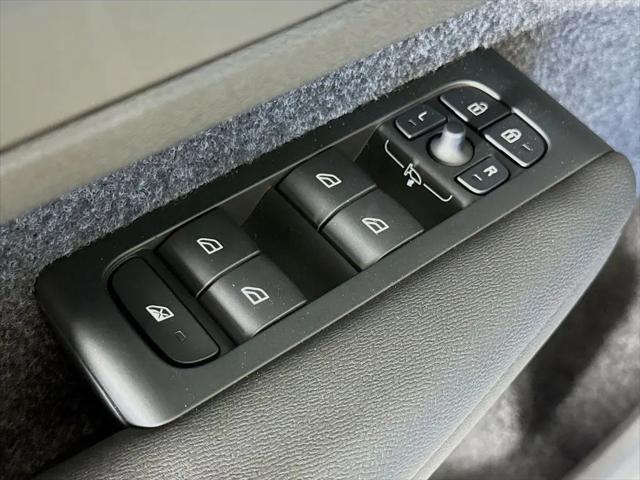 2026 Volvo XC40 Plus, B5 AWD Gas (mild hybrid), Dark