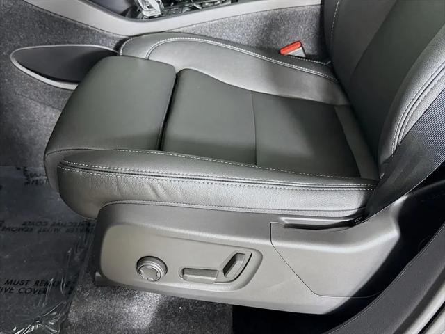 2026 Volvo XC40 Plus, B5 AWD Gas (mild hybrid), Dark