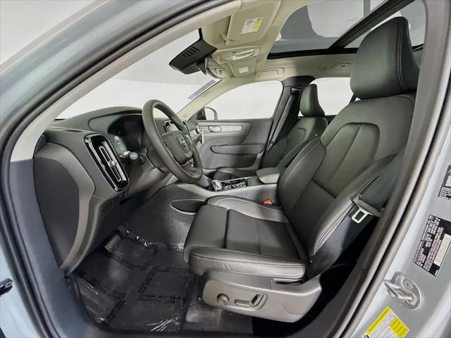 2026 Volvo XC40 Plus, B5 AWD Gas (mild hybrid), Dark