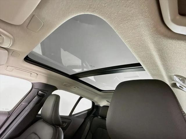 2026 Volvo XC40 Plus, B5 AWD Gas (mild hybrid), Dark