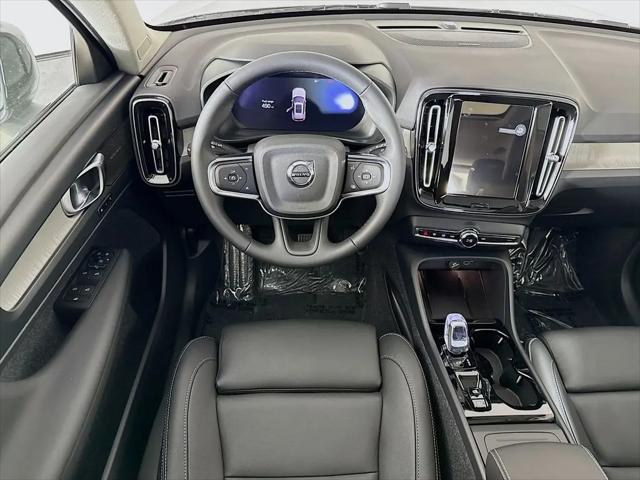 2026 Volvo XC40 Plus, B5 AWD Gas (mild hybrid), Dark