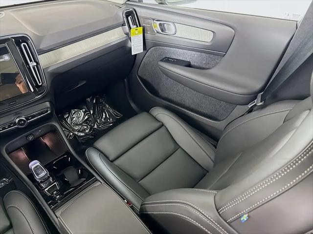 2026 Volvo XC40 Plus, B5 AWD Gas (mild hybrid), Dark