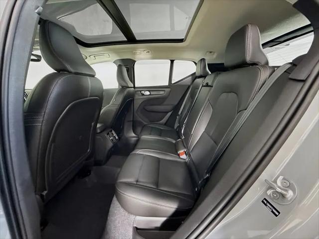 2026 Volvo XC40 Plus, B5 AWD Gas (mild hybrid), Dark