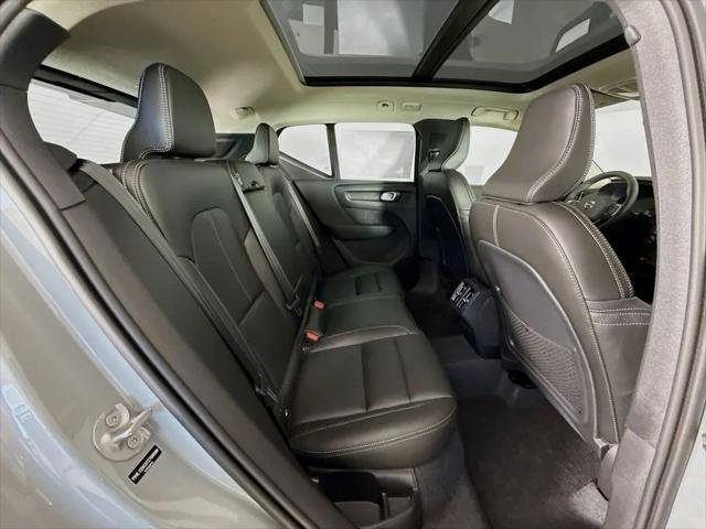 2026 Volvo XC40 Plus, B5 AWD Gas (mild hybrid), Dark