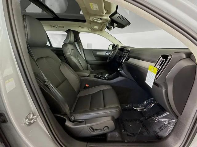 2026 Volvo XC40 Plus, B5 AWD Gas (mild hybrid), Dark
