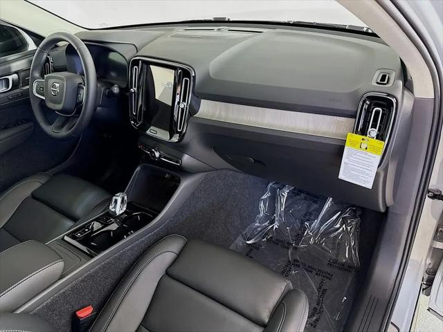 2026 Volvo XC40 Plus, B5 AWD Gas (mild hybrid), Dark