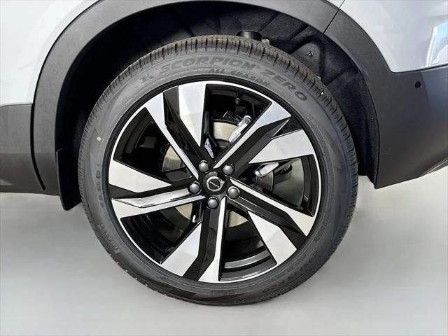 2026 Volvo XC40 Plus, B5 AWD Gas (mild hybrid), Dark
