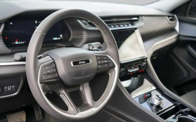 2023 Jeep Grand Cherokee L Laredo 4x2
