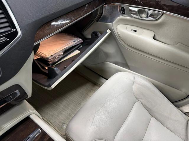 2016 Volvo XC90 T6 Momentum