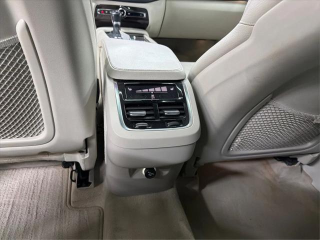2016 Volvo XC90 T6 Momentum