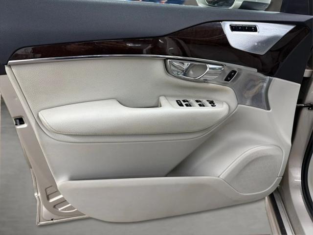 2016 Volvo XC90 T6 Momentum
