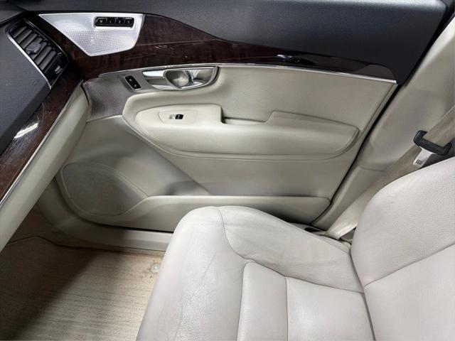2016 Volvo XC90 T6 Momentum