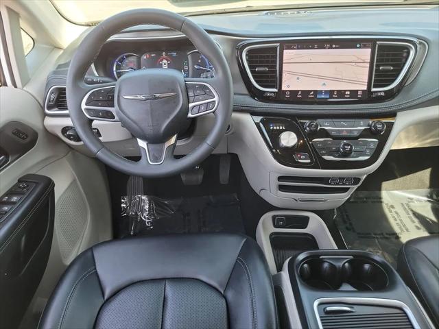2024 Chrysler Pacifica Hybrid Select