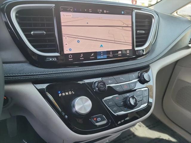 2024 Chrysler Pacifica Hybrid Select