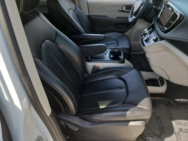 2024 Chrysler Pacifica Hybrid Select