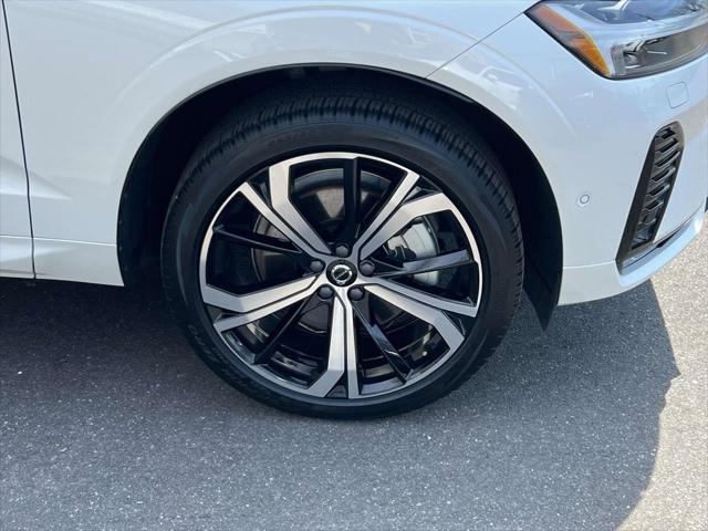 2024 Volvo XC60 B5 Ultimate Dark Theme