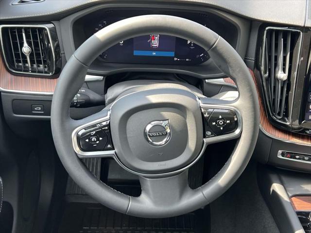 2024 Volvo XC60 B5 Ultimate Dark Theme