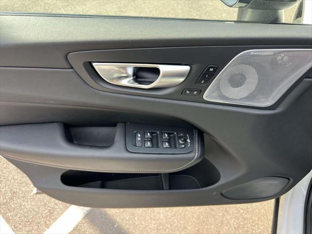 2024 Volvo XC60 B5 Ultimate Dark Theme