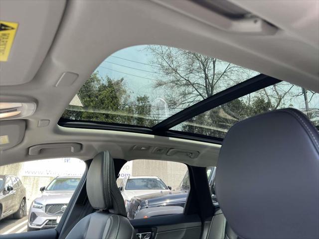 2024 Volvo XC60 B5 Ultimate Dark Theme