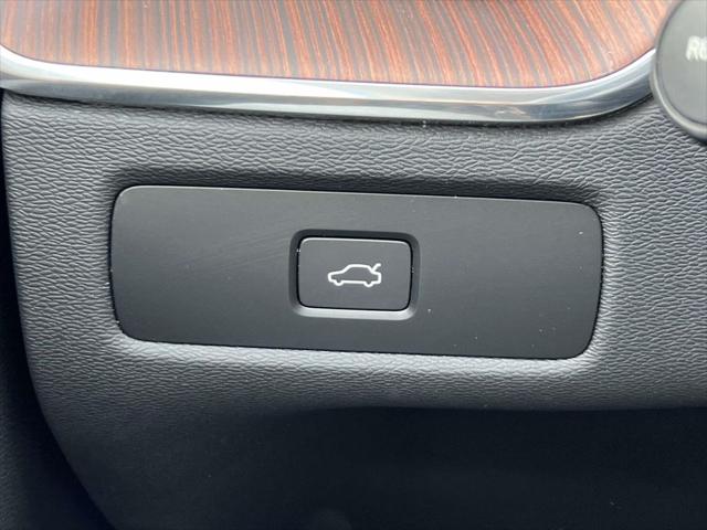 2024 Volvo XC60 B5 Ultimate Dark Theme
