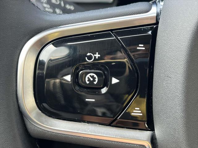 2024 Volvo XC60 B5 Ultimate Dark Theme
