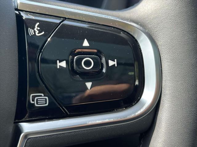 2024 Volvo XC60 B5 Ultimate Dark Theme