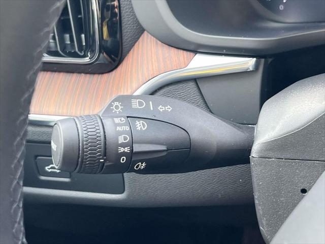 2024 Volvo XC60 B5 Ultimate Dark Theme
