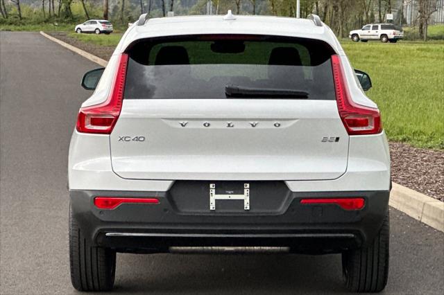 2026 Volvo XC40 Plus, B5 AWD Gas (mild hybrid), Dark