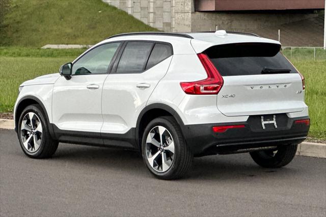 2026 Volvo XC40 Plus, B5 AWD Gas (mild hybrid), Dark