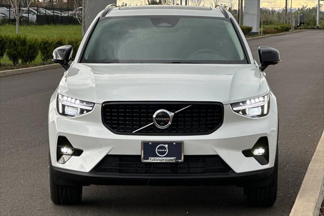 2026 Volvo XC40 Plus, B5 AWD Gas (mild hybrid), Dark
